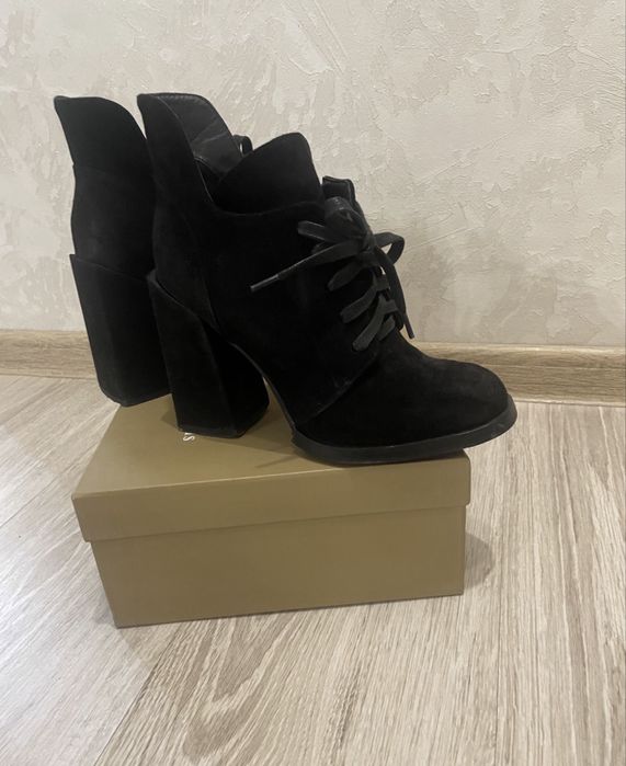 Черные сапоги на каблуке