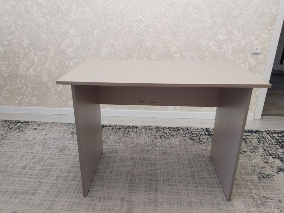 Письменный стол , прочный , удобный