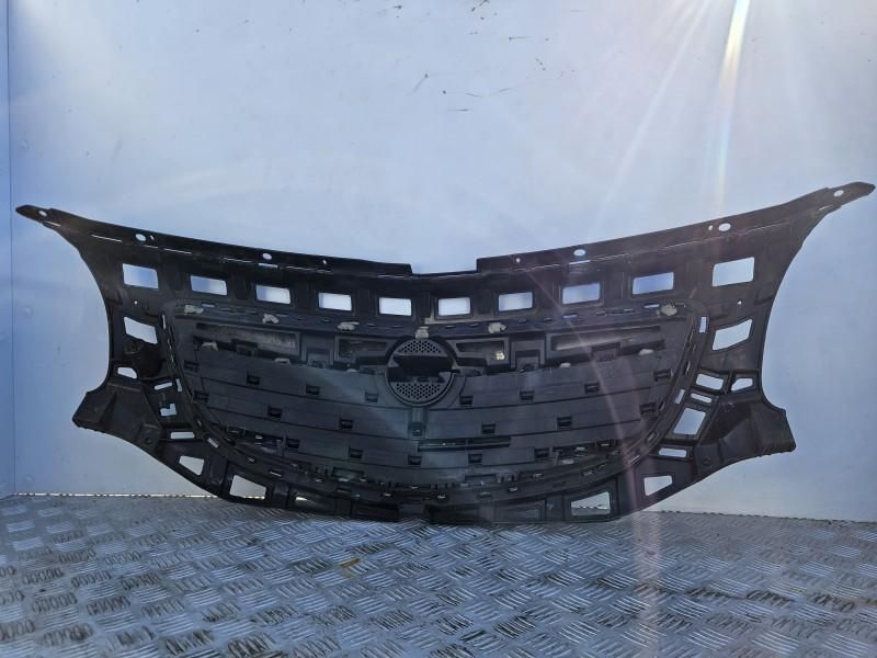 Grila radiator mici defecte Opel Insignia A
