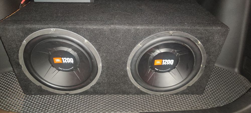 Продоётся 2 сабвуфера jbl и уселитель hertz.