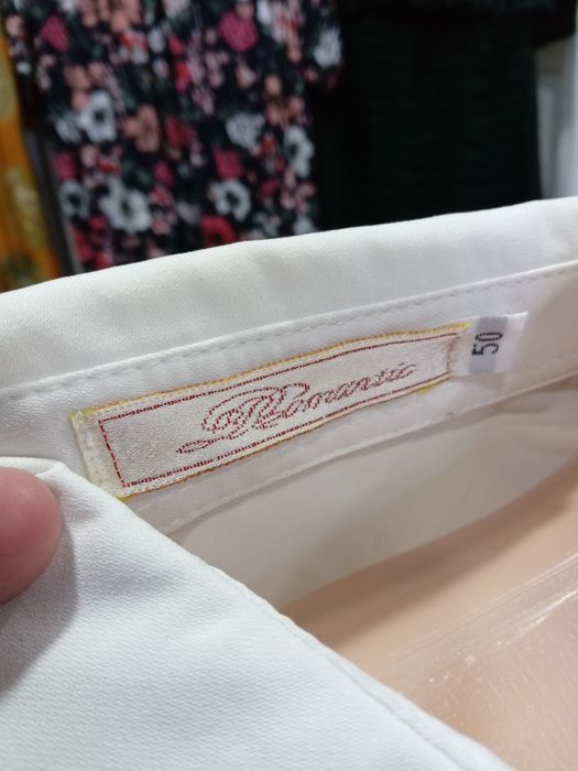 Продаеться кофта белая