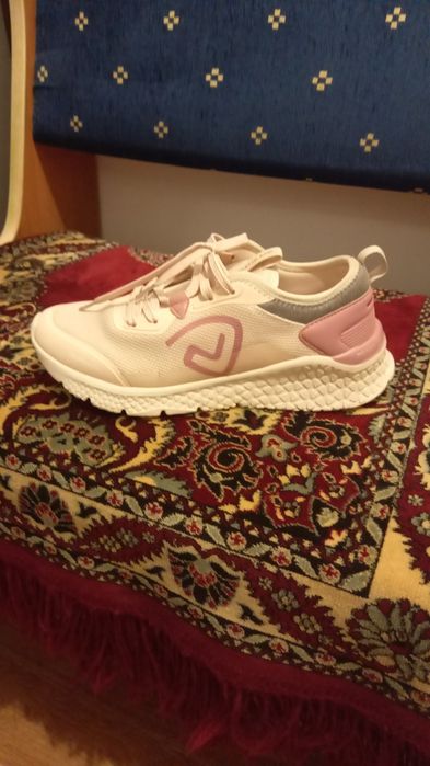 Продам  кроссовки