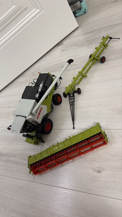 Продам игрушечный комбайн