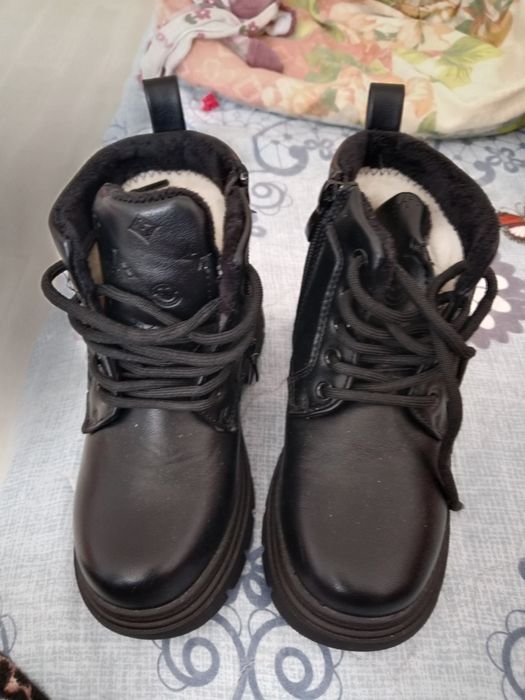Продам детские ботинки