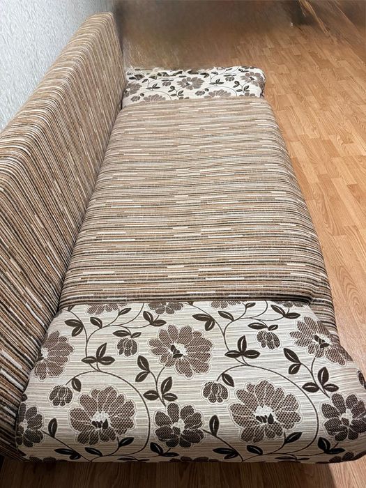 Диван - кровать с подушками