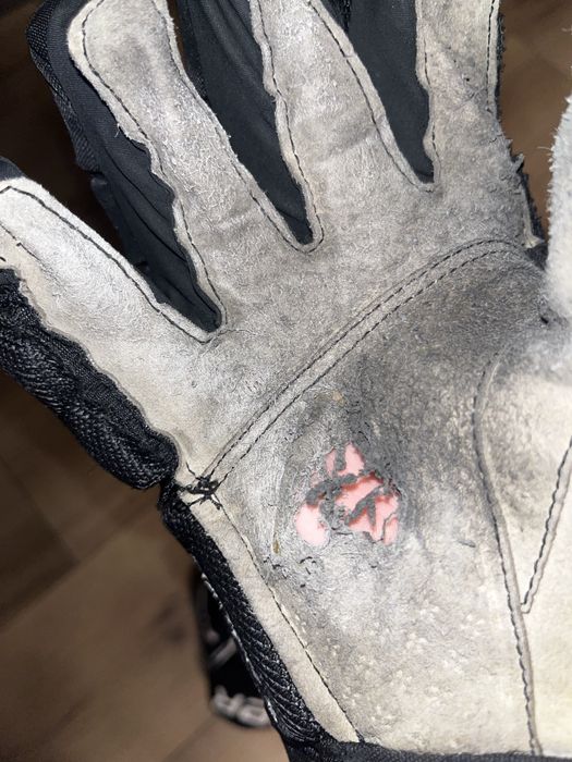 Хоккейные перчатки