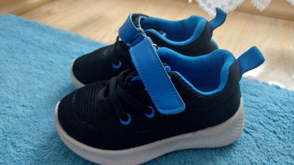 Adidasi baiat marimea 23