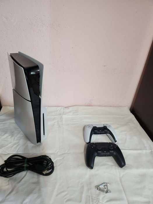 Playstation 5 с две конзоли