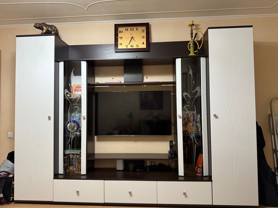 стенка белая , в отличном состоянии