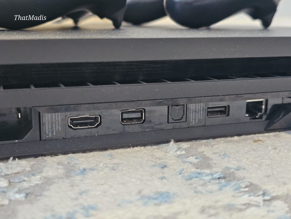Playstation 4 Pro 1TB 2 джойстика 5 игр