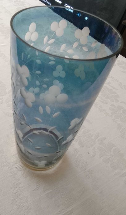 ретро синя стъклена- кристална ваза с гравирани цветя