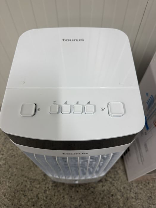 мобилен изпарителен охладител Taurus R403 с мощност 80W.Уредът разполага с 4-литров резервоар за вода, 3 скорости