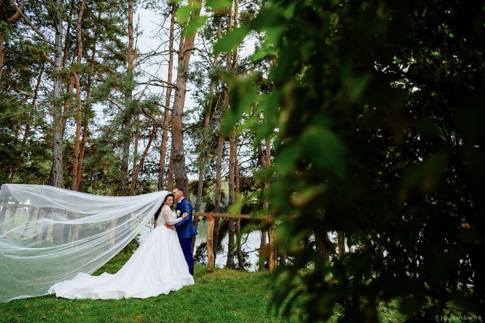 Vand rochie de mireasa cu trena!