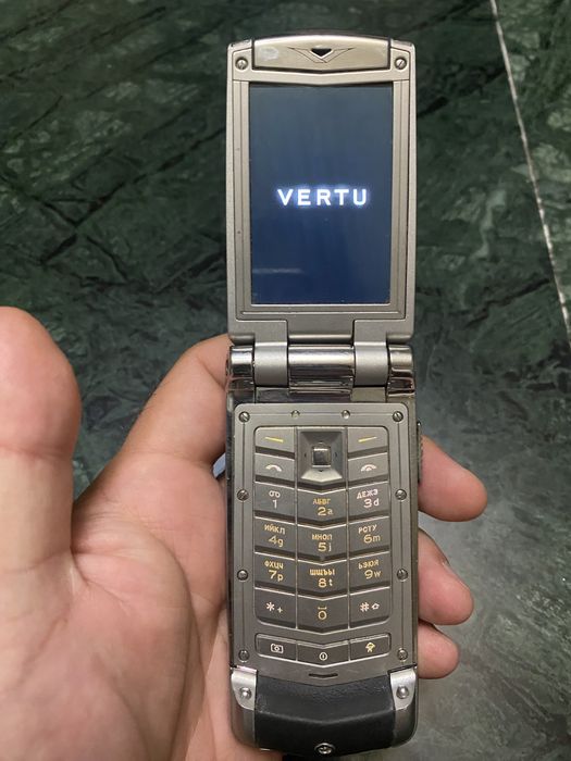 Vertu Ayxta Black в идеальном состоянии.