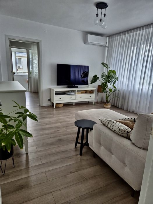 PROPRIETAR inchiriez apartament mobilat complet zona 1 mai metrou 3 min. Apartamentul este disponibil din 10 Octombrie