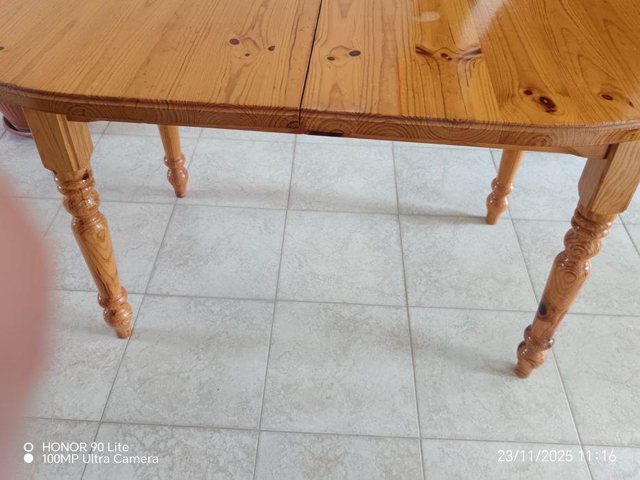 Продавам кухненска маса от естествено дърво..