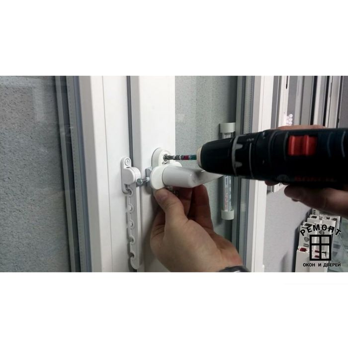 Пластиковые окна люди. Установщик пластиковых окон. Смазка фурнитуры окна. Модернизация пластиковых окон. Замена ручки на пластиковом окне.
