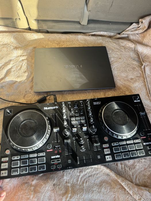 Проф апаратурра DJ с мощным ноутбуком