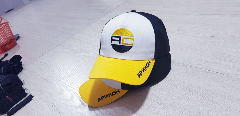 Комбинированные кепки от производителя.