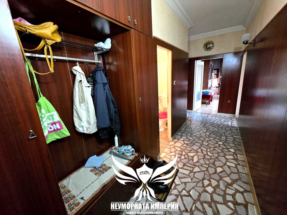 Продавам тристаен/четиристаен апартамент с площ от 94кв.м. на 5етаж в  град Пловдив квартал Тракия