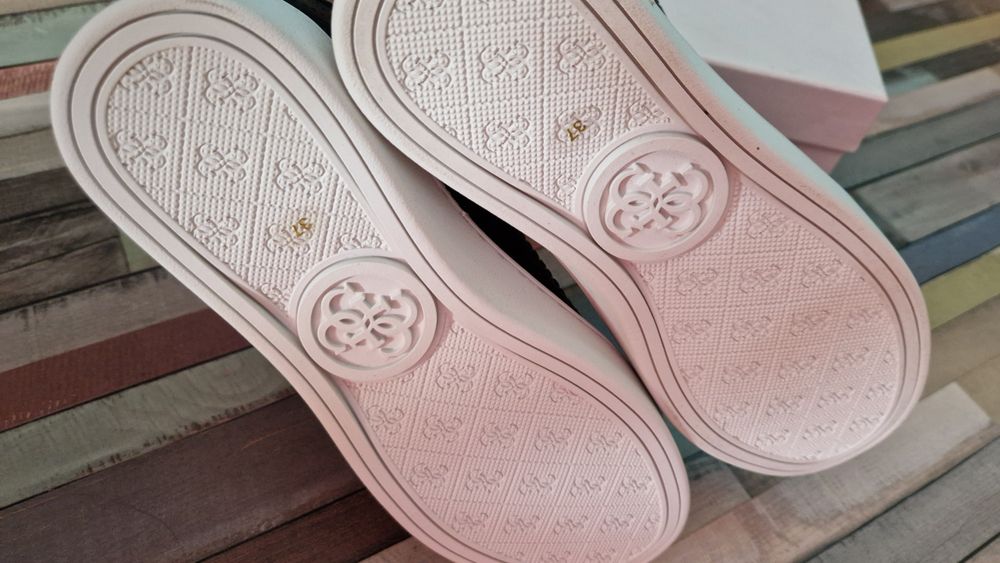 Нови дамски обувки Guess