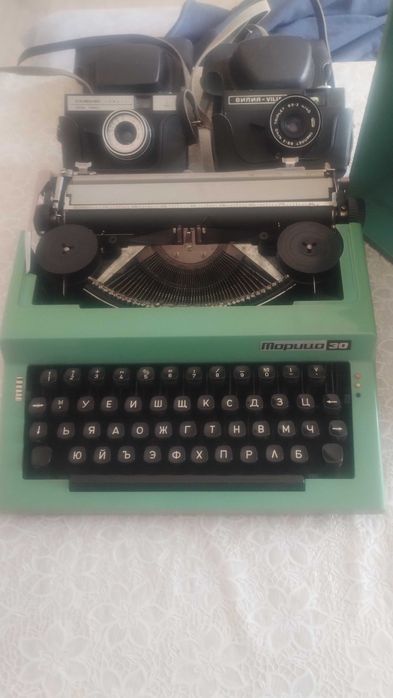 Ретро фотоапарати и пишеща машина