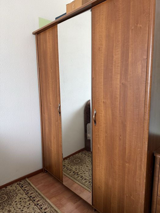 Шифоньер, комод, туалетный столик с зеркалом