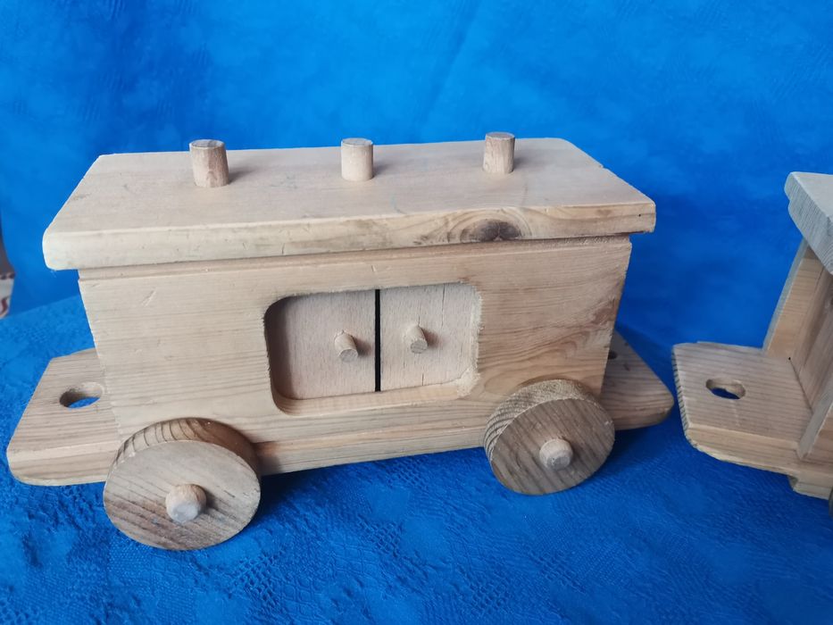 Ретро дървено влакче с локомотив и два вагона