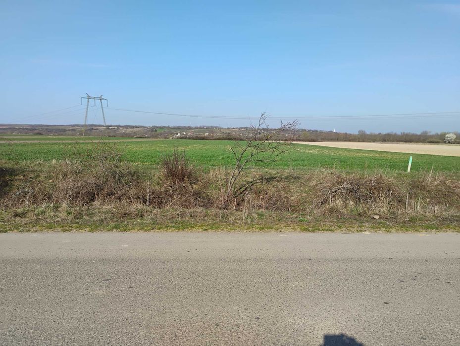 Teren extravilan 3 parcele total 37.400 mp, langa sosea asfaltata si posibilitate curent