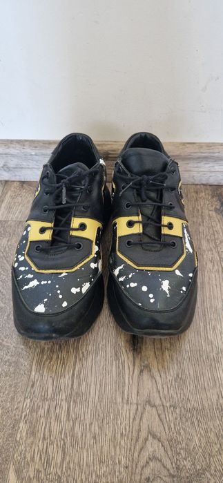 Атрактивни затворени обувки