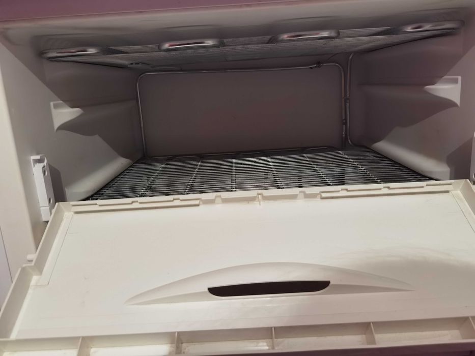 Продавам вертикален фризер Siltal – отлично състояние