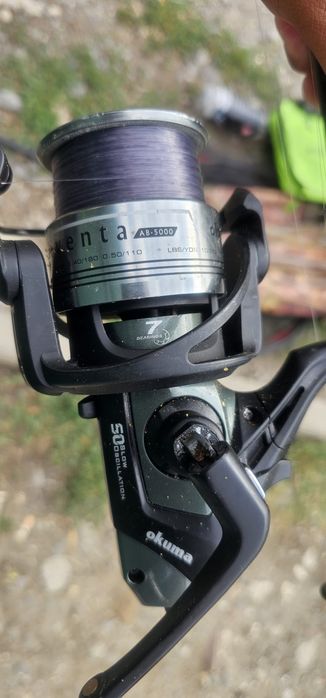 De vânzare,2 lansete daiwa cu mulinete okuma,scaun + suport