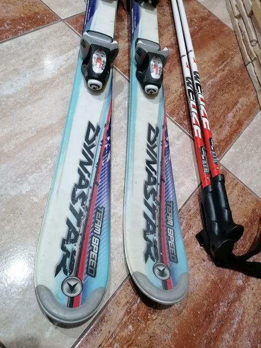 Ski-uri, bețe, cască.