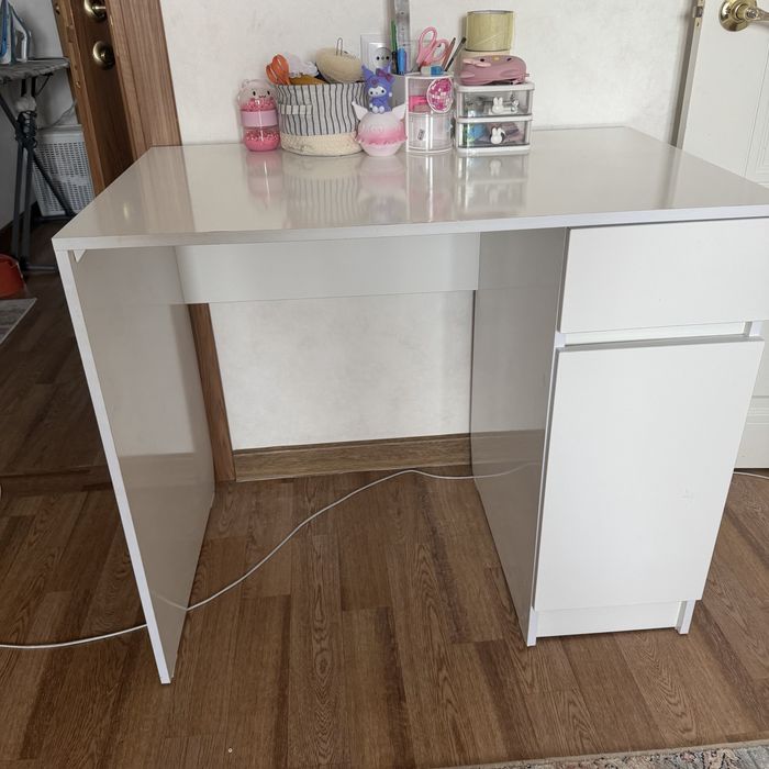 Белый письменый стол,