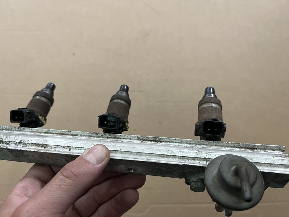 Горивна рейка с дюзи за Honda Civic 6 EK 1.4i