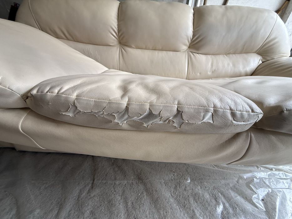 Продавам кожен диван с функция сън