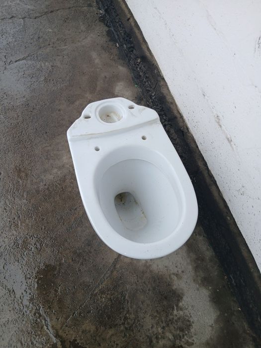 Унитаз б/у. Не комплектный.