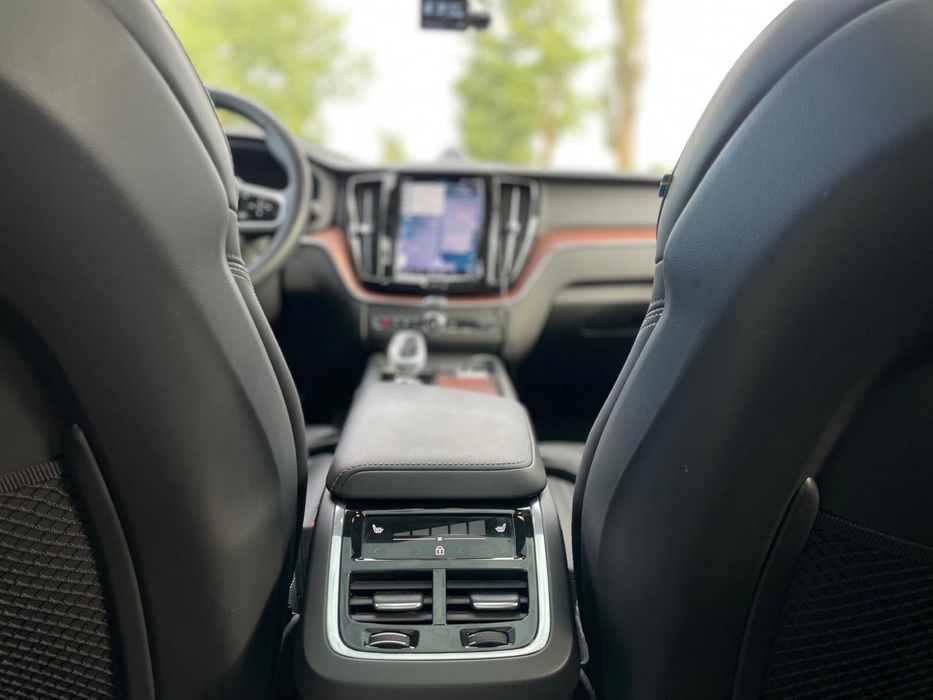 Vand VOLVO XC60 an fabr. 2023 disel electric km 79000.. masina este cumparata de la reprezentanta Volvo din Suedia .