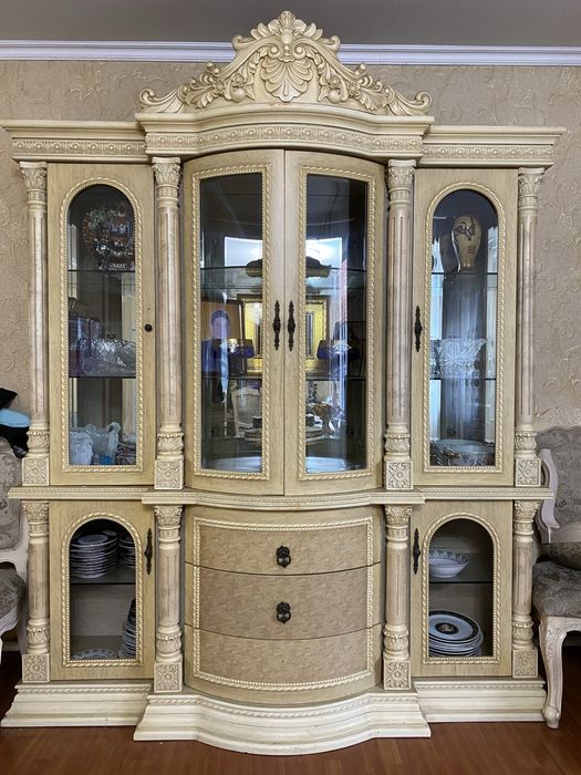 Большой сервант (витрина)