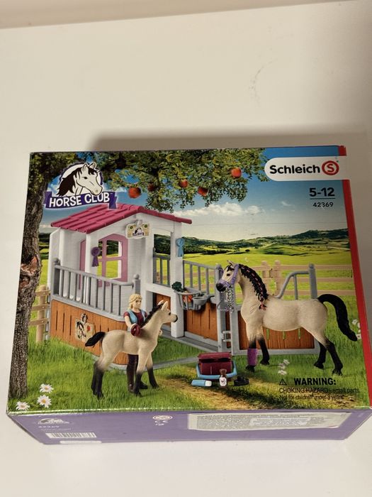 Комплект фигурки Schleich, Конюшня с арабски коне и конегледачка