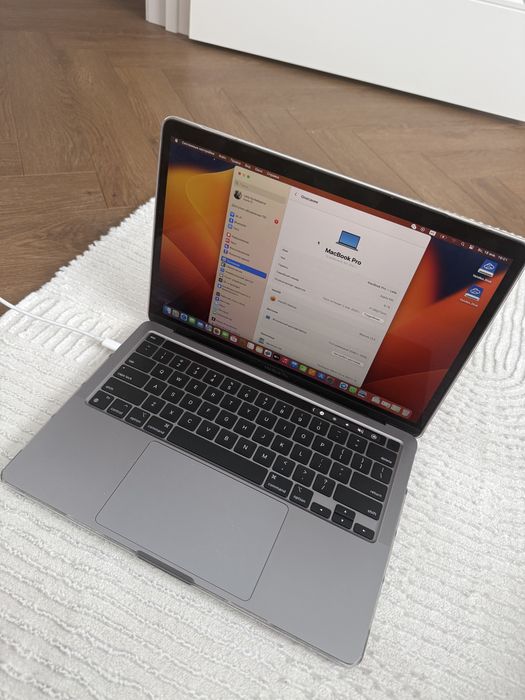 Apple MacBook Pro13.3" / 8 Гб / SSD 256 Гб