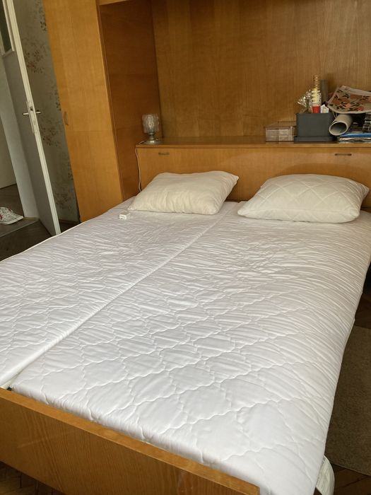 Спалня с надстройка ,вградена ракла и гардероби отстрани на спалнята