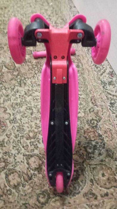 Самокат детский розовый.