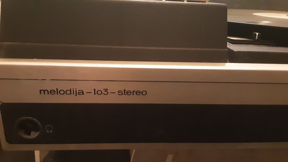 Проигрыватель. Мелодия 103 Стерео.25000тг.