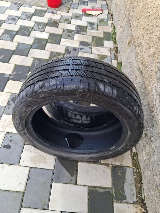 Vând două anvelope All Season M +S cu dimensiunile 205 /50 R17