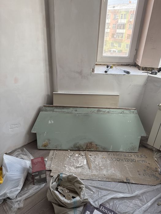 Отдам обрезки кафеля и столешницы с подоконика