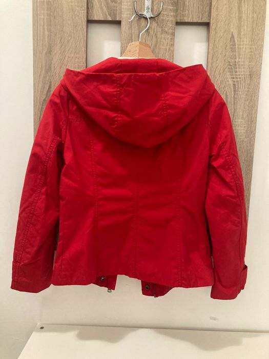 Яке на Benetton, червено