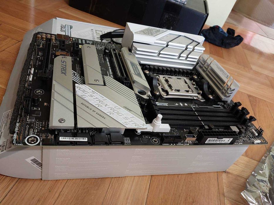 AMD Ryzn 9 7900X3D + Asus Rog Strix B650-A Gaming Wi-Fi