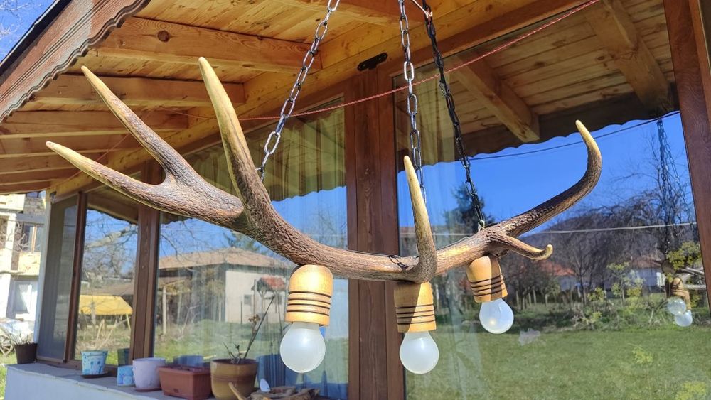 Ръчно изработен полилей от еленови рога с ръчно изработени дървени чаш