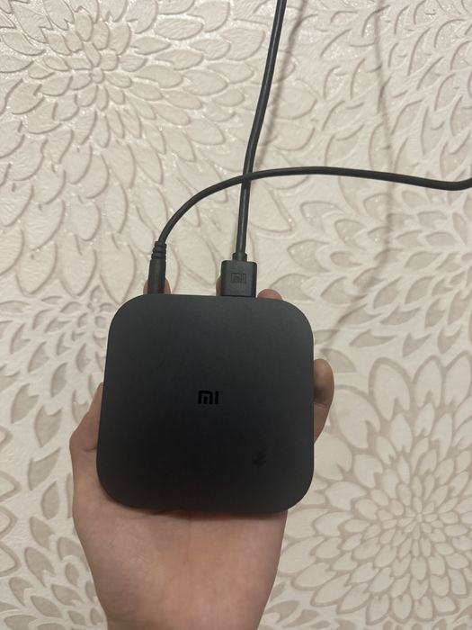 Продам телевизор с приставкой MI BOX